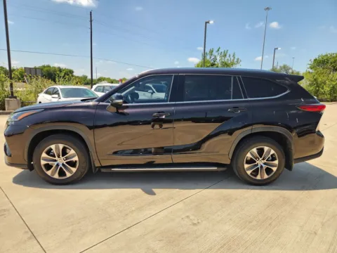 More photos of 2021 Toyota Highlander XLE at Dallas Direct Auto, TX