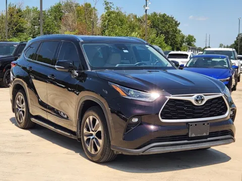 Another view of 2021 Toyota Highlander XLE for sale in Irving, TX at Dallas Direct Auto