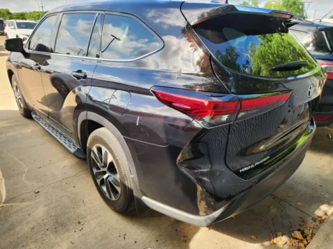 More photos of 2021 Toyota Highlander XLE at Dallas Direct Auto, TX
