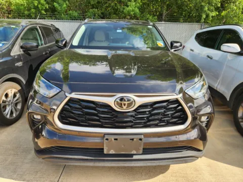 Photos of 2021 Toyota Highlander XLE for sale in Irving, TX at Dallas Direct Auto