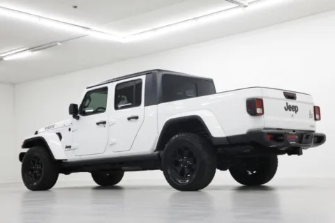 More photos of 2021 Jeep Gladiator Willys at Jim Falk Motors, MO