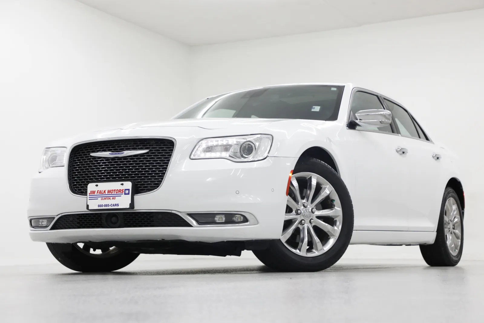 White 2018 Chrysler 300 Limited for sale in Clinton, MO
