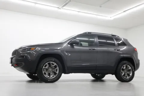Photos of 2019 Jeep Cherokee Trailhawk for sale in Clinton, MO at Jim Falk Motors