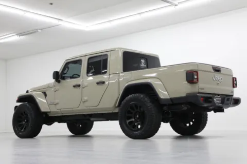 More photos of 2020 Jeep Gladiator Overland at Jim Falk Motors, MO