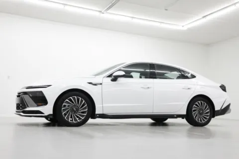 Photos of 2025 Hyundai Sonata Hybrid SEL for sale in Clinton, MO at Jim Falk Motors