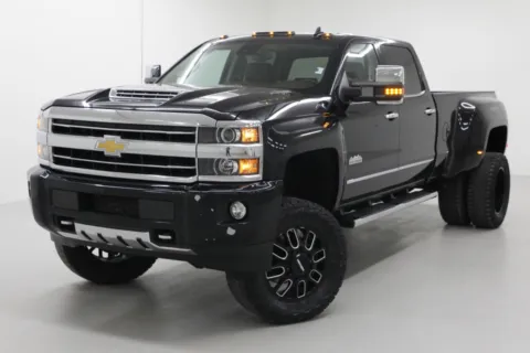 More photos of 2019 Chevrolet Silverado 3500HD DRW High Country at Jim Falk Motors, MO