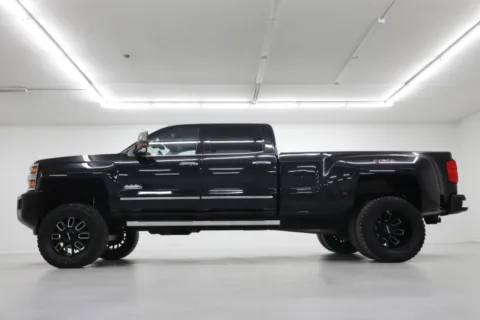 Another view of 2019 Chevrolet Silverado 3500HD DRW High Country for sale in Clinton, MO at Jim Falk Motors