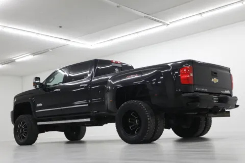 More photos of 2019 Chevrolet Silverado 3500HD DRW High Country at Jim Falk Motors, MO