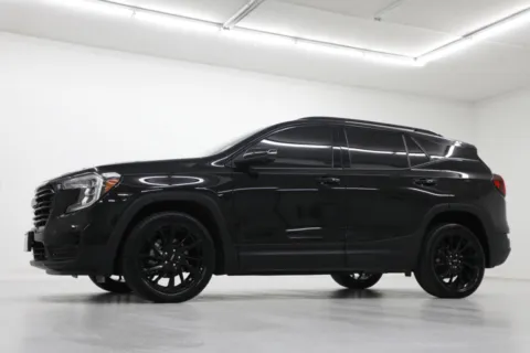 Photos of 2024 GMC Terrain SLT for sale in Clinton, MO at Jim Falk Motors