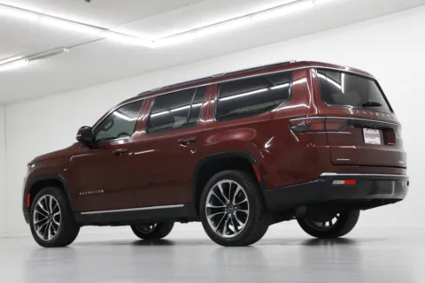 More photos of 2022 Jeep Wagoneer Series III at Jim Falk Motors, MO