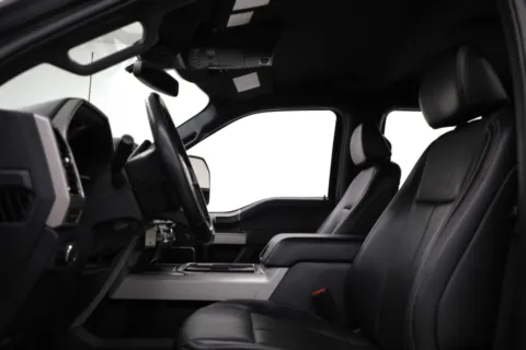 More photos of 2022 Ford Super Duty F-350 DRW LARIAT at Jim Falk Motors, MO