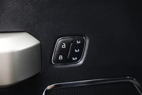 More photos of 2022 Ford Super Duty F-350 DRW LARIAT at Jim Falk Motors, MO