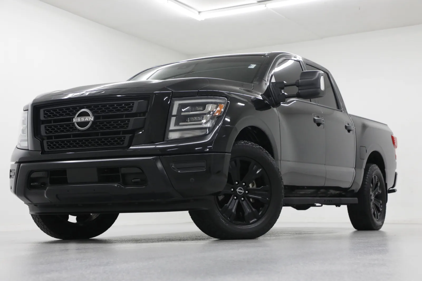 2023 Nissan Titan SV's photo