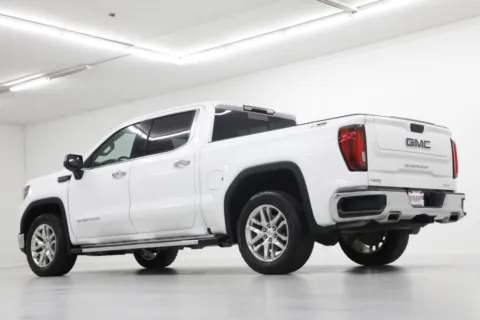 More photos of 2021 GMC Sierra 1500 SLT at Jim Falk Motors, MO