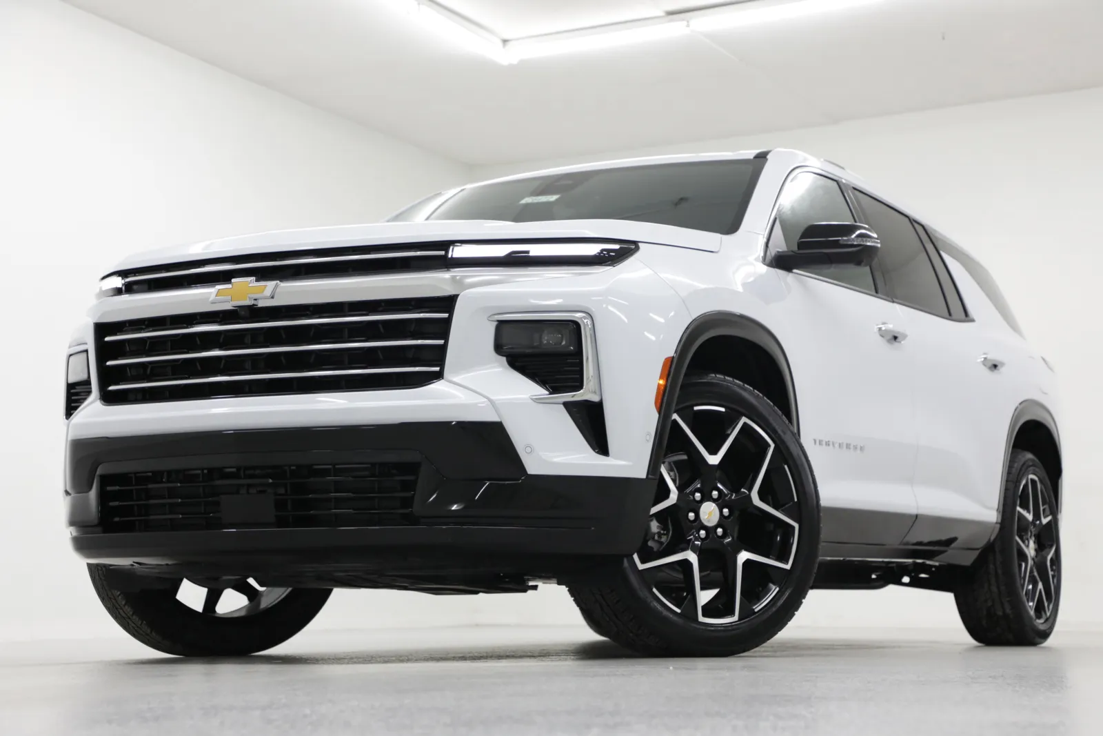 White 2026 Chevrolet Traverse FWD High Country for sale in Clinton, MO