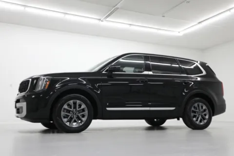 Photos of 2024 Kia Telluride LX for sale in Clinton, MO at Jim Falk Motors