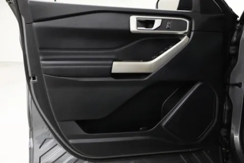 More photos of 2022 Ford Explorer XLT at Jim Falk Motors, MO