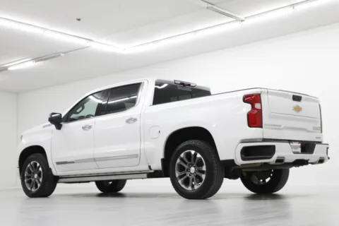 More photos of 2022 Chevrolet Silverado 1500 High Country at Jim Falk Motors, MO