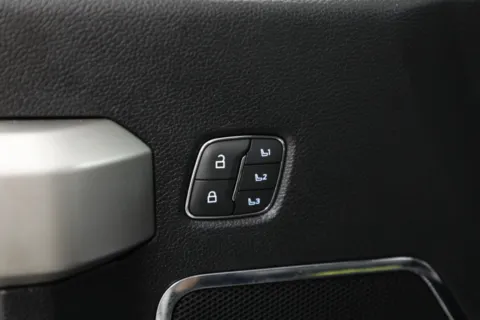 More photos of 2020 Ford Super Duty F-350 LARIAT at Jim Falk Motors, MO