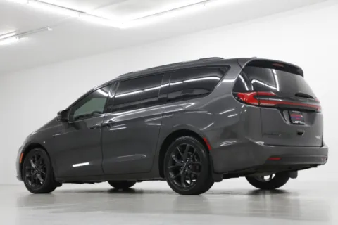 More photos of 2022 Chrysler Pacifica Touring L at Jim Falk Motors, MO