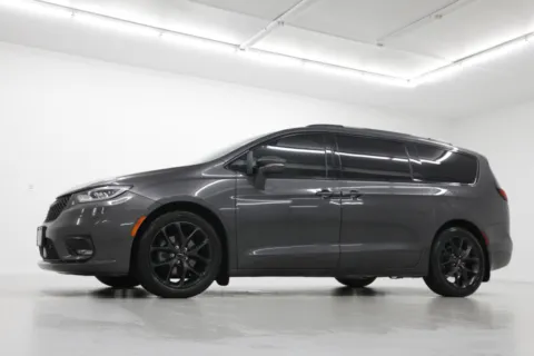 Photos of 2022 Chrysler Pacifica Touring L for sale in Clinton, MO at Jim Falk Motors