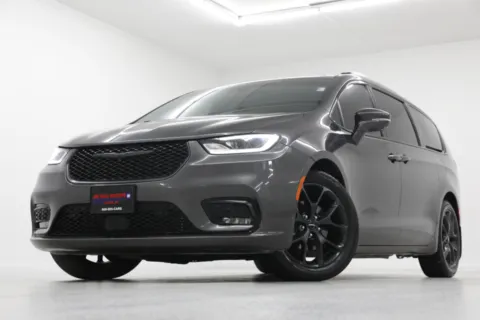 Gray 2022 Chrysler Pacifica Touring L for sale in Clinton, MO