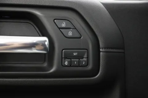 More photos of 2020 GMC Sierra 2500HD Denali at Jim Falk Motors, MO