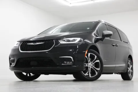 Black 2024 Chrysler Pacifica Pinnacle for sale in Clinton, MO