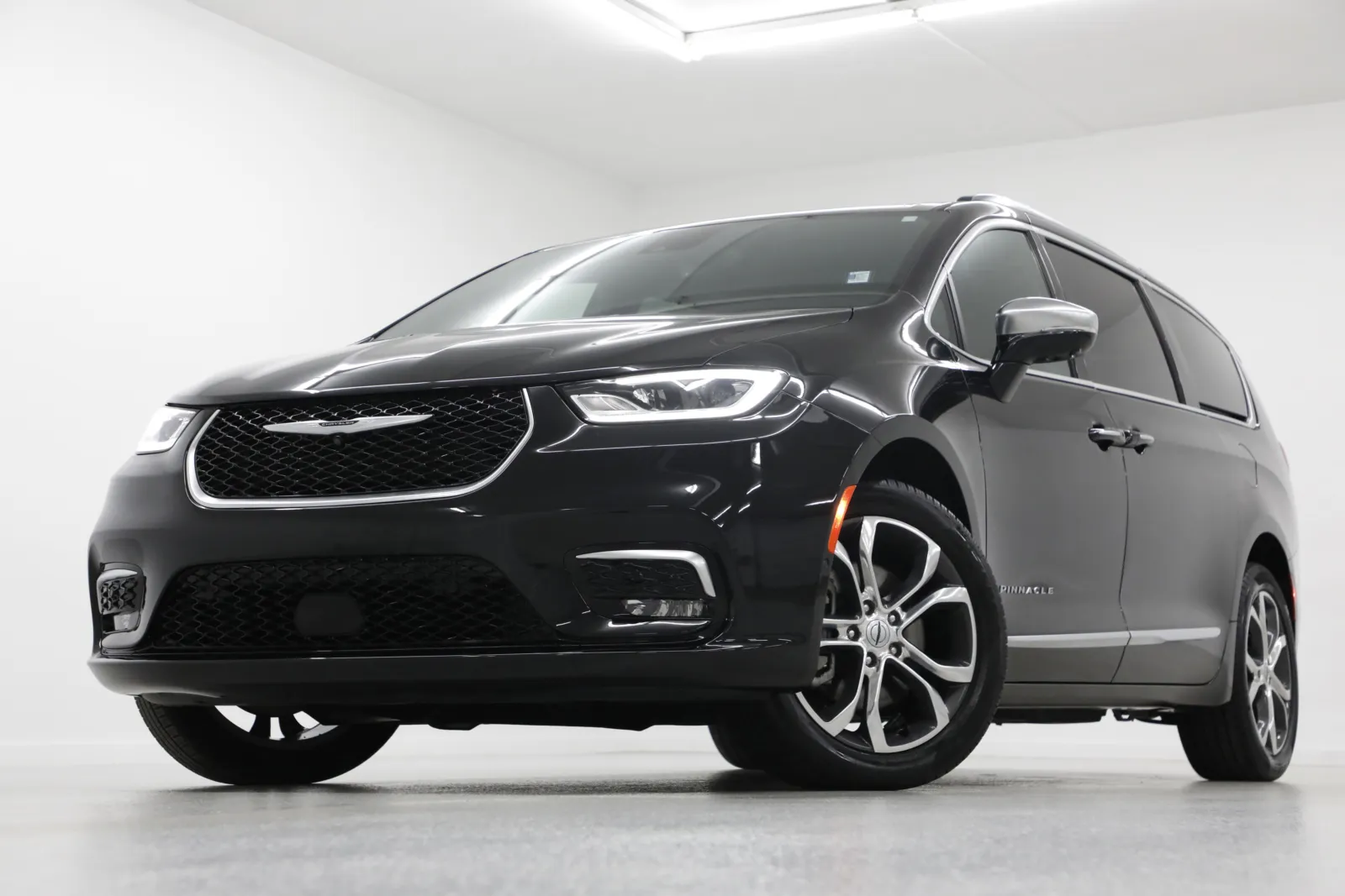 Black 2024 Chrysler Pacifica Pinnacle for sale in Clinton, MO