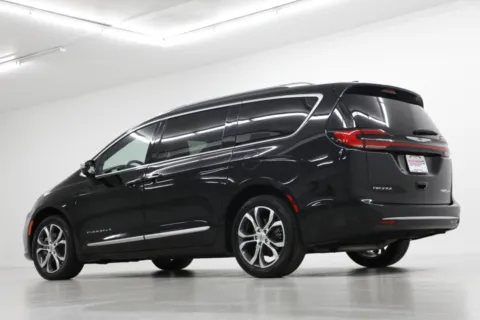 More photos of 2024 Chrysler Pacifica Pinnacle at Jim Falk Motors, MO