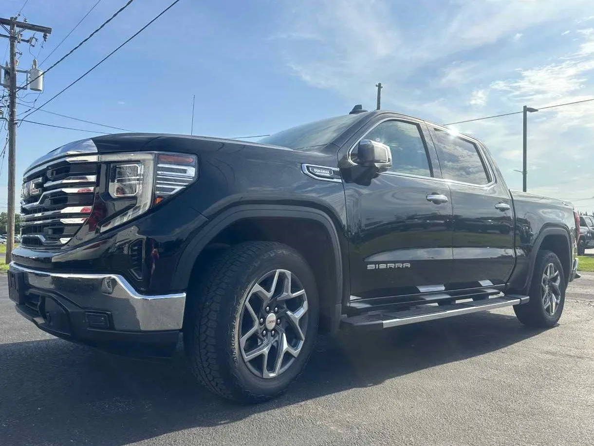 2023 GMC Sierra 4WD Crew Cab Short Box SLT's photo