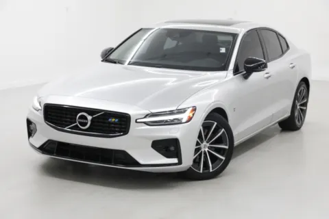 More photos of 2022 Volvo S60 Momentum at Jim Falk Motors, MO
