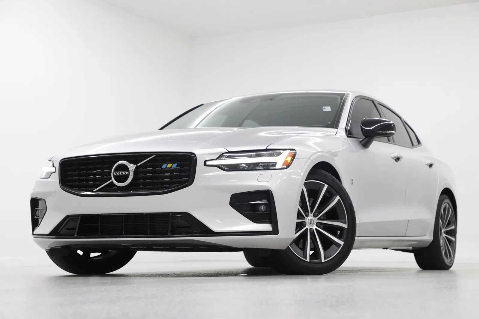 2022 Volvo S60 B5 Black Edition Momentum's photo