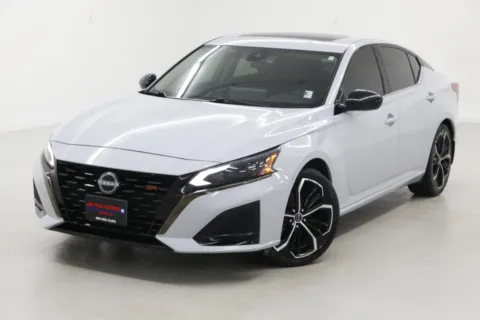 More photos of 2023 Nissan Altima 2.5 SR at Jim Falk Motors, MO