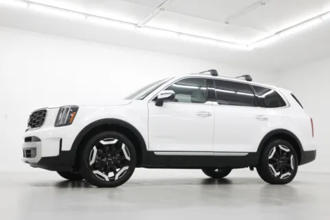 Photos of 2025 Kia Telluride S for sale in Clinton, MO at Jim Falk Motors