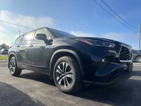 Black 2022 Toyota Highlander XLE for sale in Clinton, MO