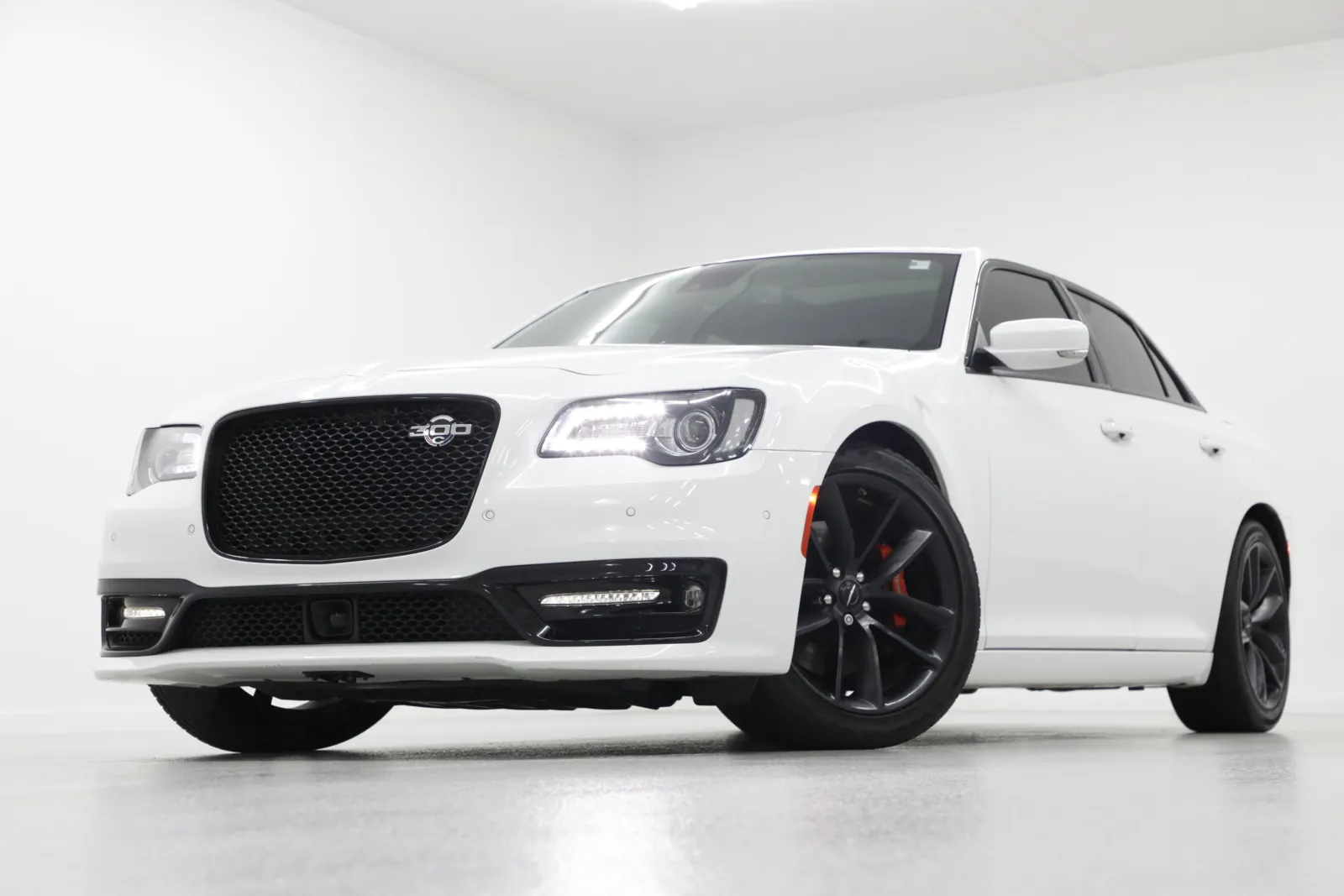 2023 Chrysler 300 C's photo