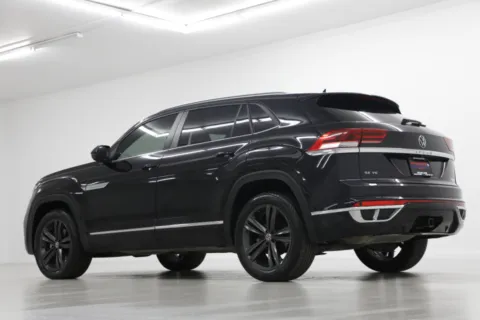More photos of 2021 Volkswagen Atlas Cross Sport SE w/Technology R-Line at Jim Falk Motors, MO