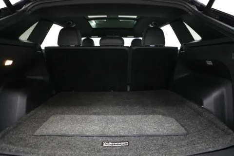 Photos of 2021 Volkswagen Atlas Cross Sport SE w/Technology R-Line for sale in Clinton, MO at Jim Falk Motors