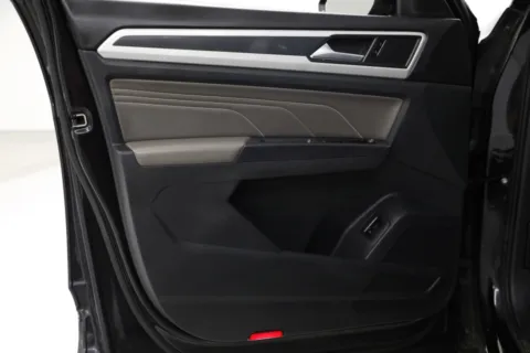 More photos of 2021 Volkswagen Atlas Cross Sport SE w/Technology R-Line at Jim Falk Motors, MO