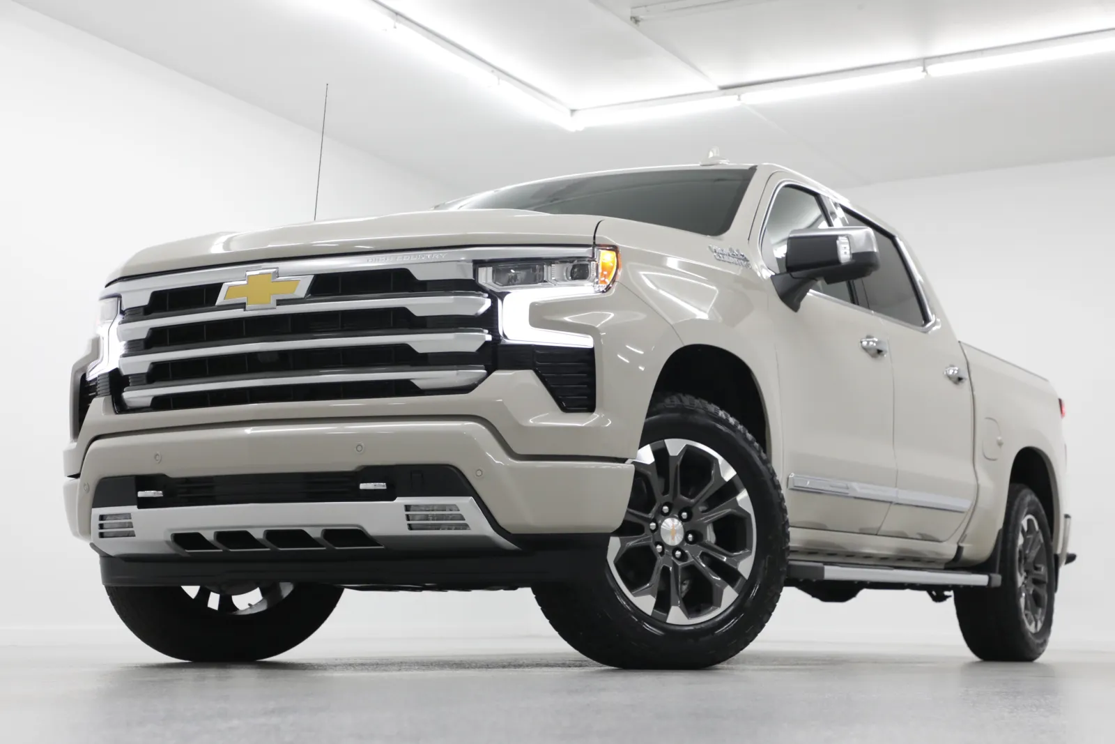 White 2026 Chevrolet Silverado 1500 High Country for sale in Clinton, MO