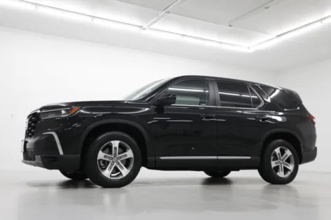 Photos of 2023 Honda Pilot EX-L 7 Passenger for sale in Clinton, MO at Jim Falk Motors