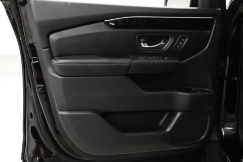 More photos of 2023 Honda Pilot EX-L 7 Passenger at Jim Falk Motors, MO