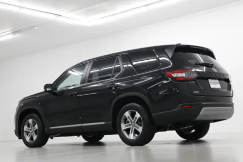 More photos of 2023 Honda Pilot EX-L at Jim Falk Motors, MO