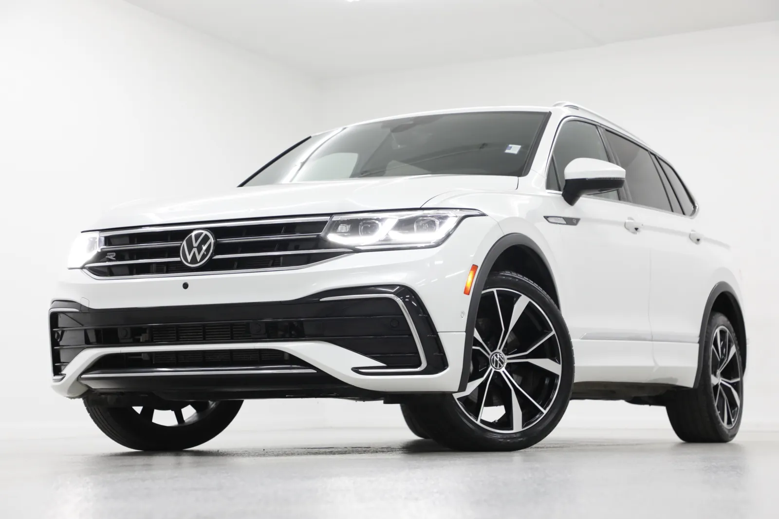 White 2022 Volkswagen Tiguan SEL R-Line for sale in Clinton, MO