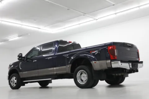 More photos of 2022 Ford Super Duty F-350 DRW LARIAT at Jim Falk Motors, MO