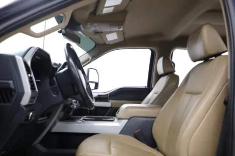 More photos of 2022 Ford Super Duty F-350 DRW LARIAT at Jim Falk Motors, MO