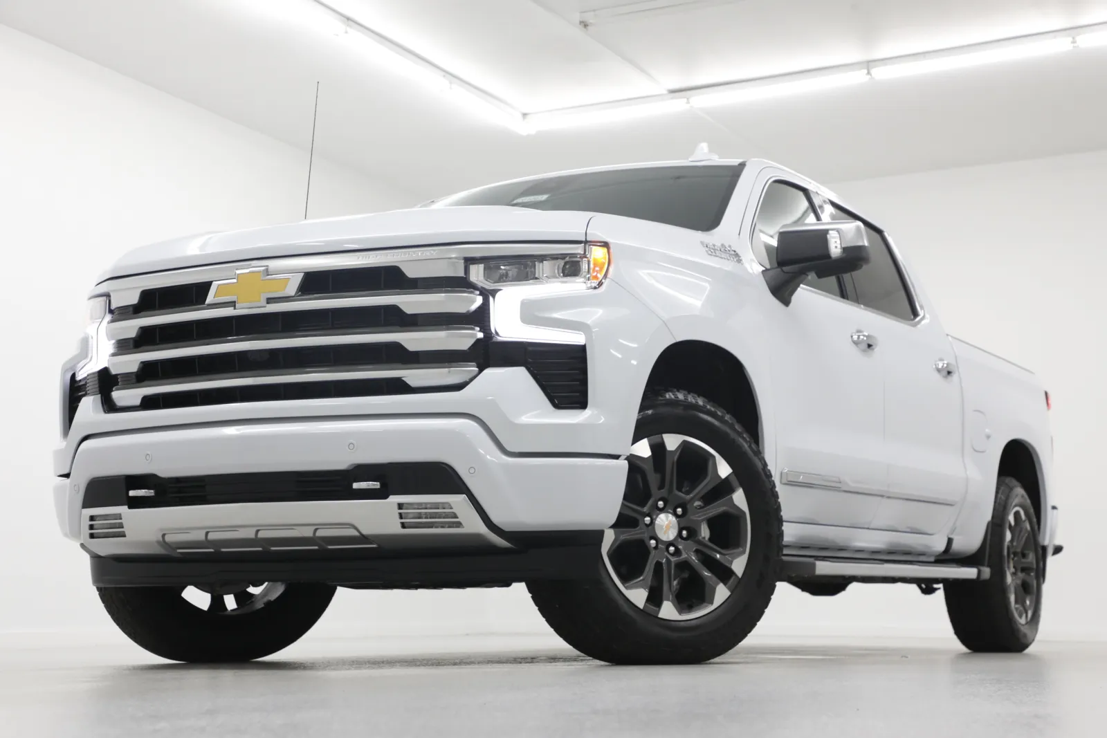 White 2026 Chevrolet Silverado 1500 High Country for sale in Clinton, MO