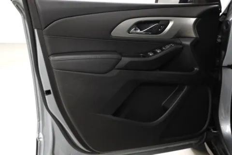 More photos of 2023 Chevrolet Traverse LT Cloth at Jim Falk Motors, MO