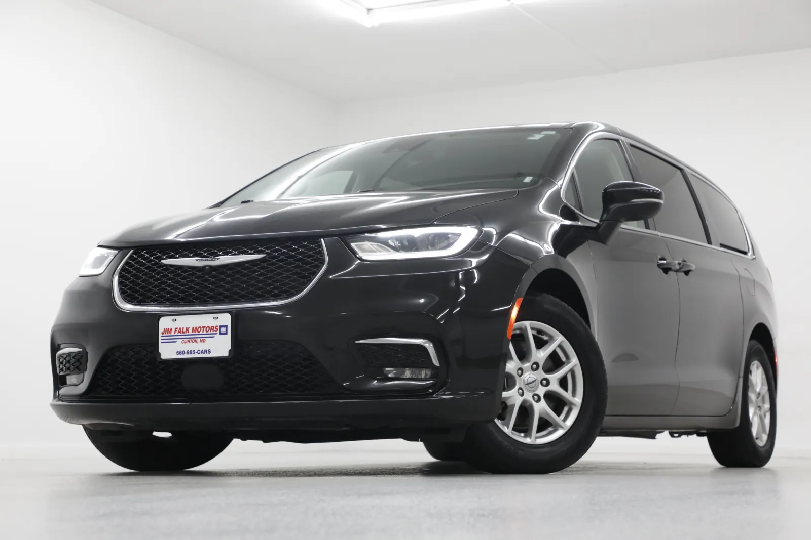 Black 2023 Chrysler Pacifica Touring L for sale in Clinton, MO
